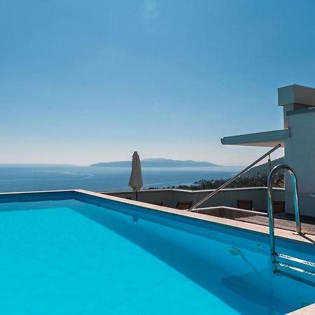 Apartment Lui With Rooftop Swimming Pool Ičići Eksteriør billede