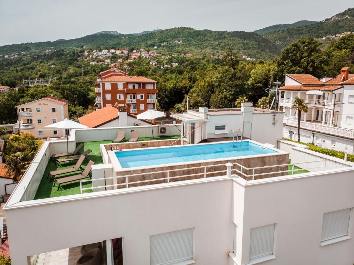 Apartment Lui With Rooftop Swimming Pool Ičići Eksteriør billede