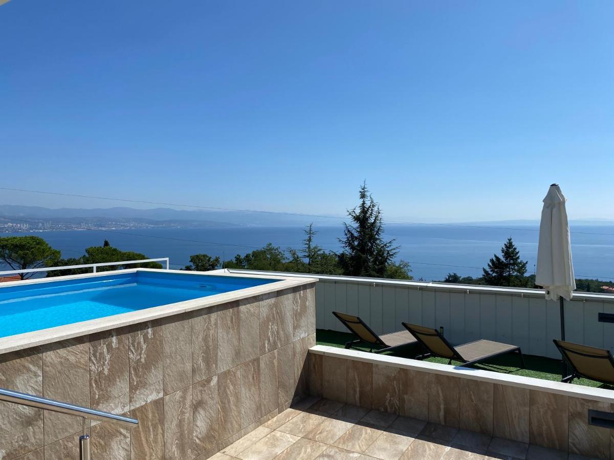 Apartment Lui With Rooftop Swimming Pool Ičići Eksteriør billede