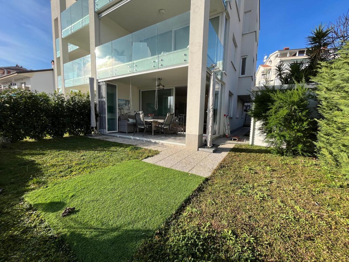 Apartment Lui With Rooftop Swimming Pool Ičići Eksteriør billede